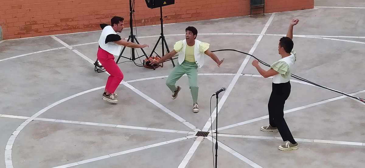 De nou El cel sobre el Carmel porta la màgia del món del cinema al barri de la ma del <a href="/civiccarmel/">Centre Cívic Carmel</a> en escenaris inèdits com els jardins de la Granja Vella de Martí Codolar <a href="/PESMartico/">PES Martí-Codolar - Salesians Sant Jordi</a> i el pati de <a href="/EscolaCoves/">IE Coves d'en Cimany</a> en una aposta per la creativitat de la cultura de proximitat a <a href="/bcn_hg/">Horta-Guinardó</a>