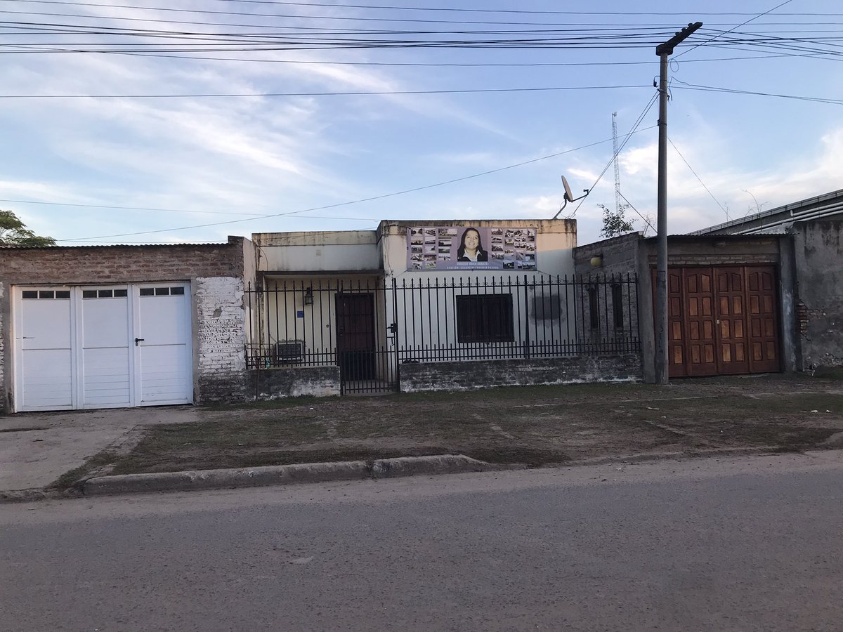 Ivangyoker's tweet photo. En Villa Ángela vinimos a conocer un caso de éxito. Liliana Pascua, intendente de Enrique Urien y vecina de Villa Ángela, cuando asumió la intendencia vivia en esta primera casa y hoy vive en esta otra.

Casos de éxito en emprendedores del Estado. https://t.co/gG40Gjizl7