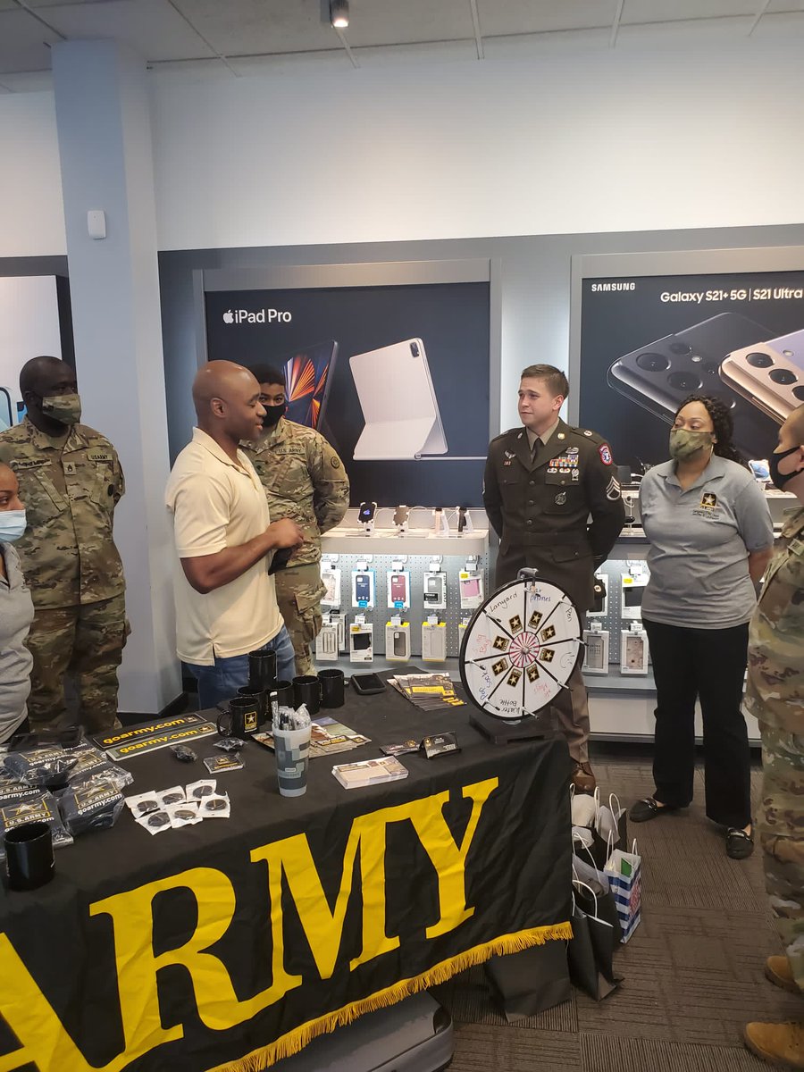 g1_army's tweet image. Great treat to run into Army Recruiters in the mall and watch their amazing approach at finding our Soldiers of the future.   You should have seen their face when I took off my mask and told them who I was.  #payitforward #leaderdevelopment #DefendAndServe #peoplefirst