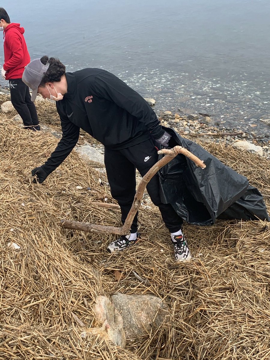 fairfieldprep's tweet image. In an effort to do their part caring for our common environment, 10 Prep students worked with local nonprofit @namepa1 to collect 64 lbs of garbage at @CTAudubon at Stratford Point‼️#menforothers #jesuitmission #globalresponsibility #missioninaction