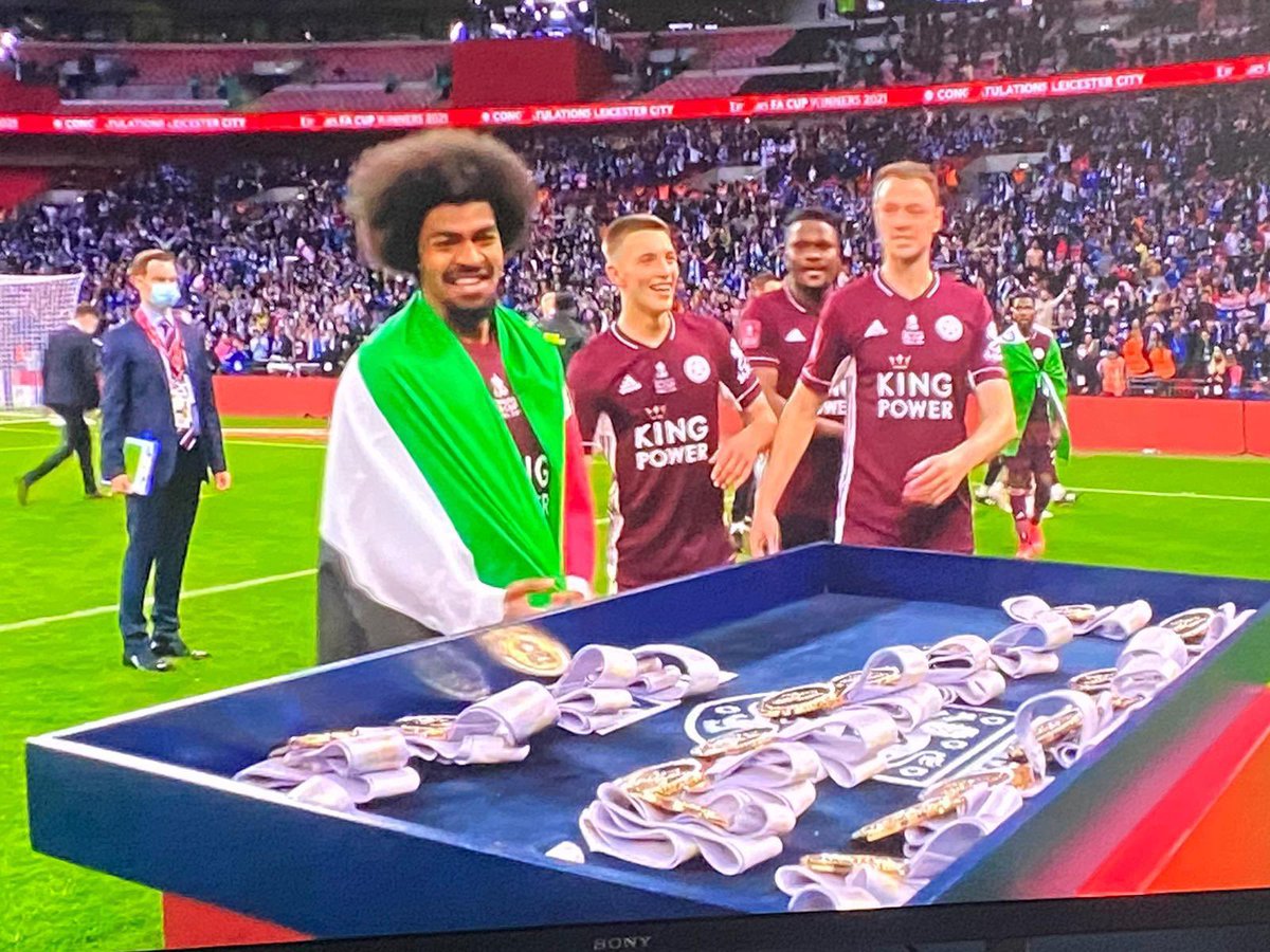ayub_mutahir's tweet photo. Hamza choudhury &amp; Wesley fofana rising the palestinian flag during the celebration of the FA cup today, 
HUGE RESPECT AND CONGRATULATIONS✌️🌸

#FACupFinal 
#Gaza_Under_Attack 
#SolidarityWithPalestine https://t.co/bG8CnAOxqO
