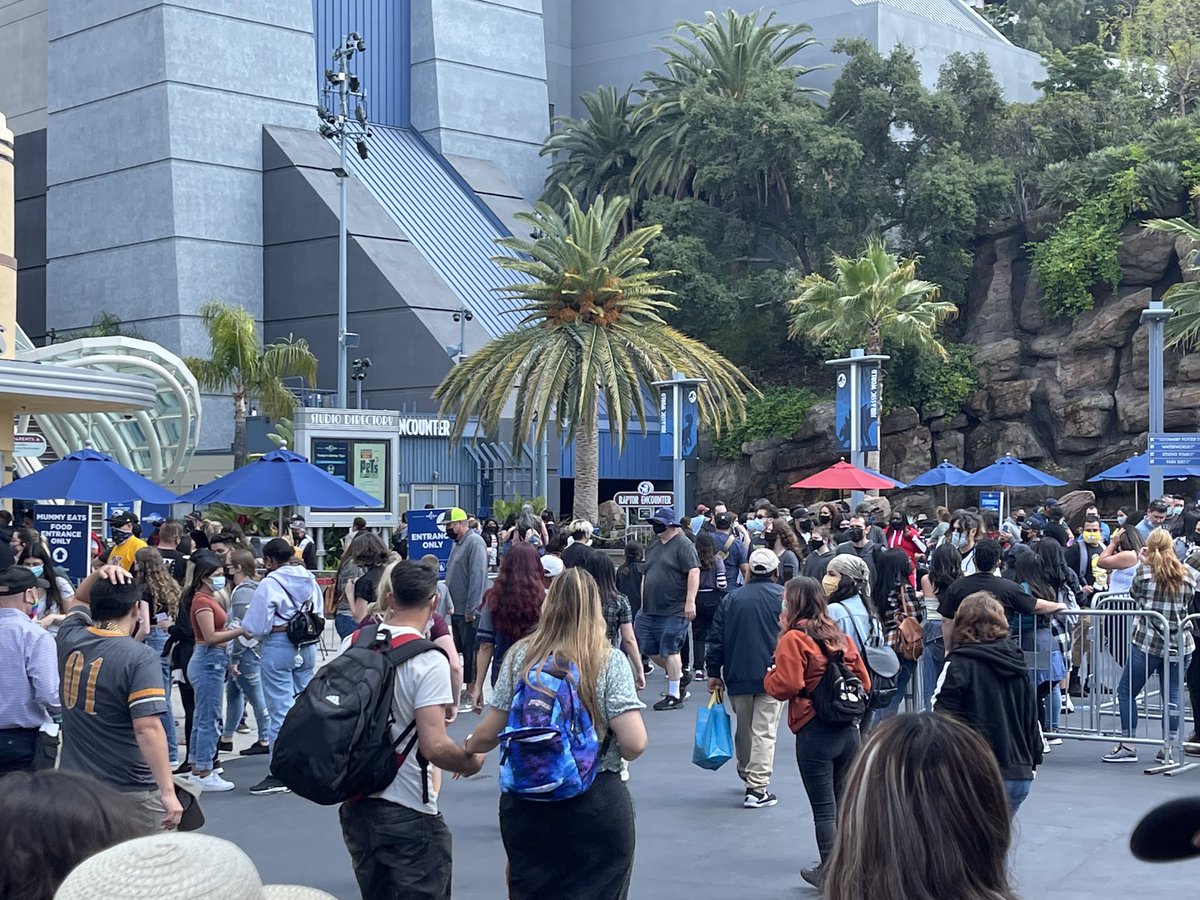 calderoncj65's tweet photo. Hey @UniStudios my family and I are trying to enjoy our vacation, but we can’t with all the rides being closed due to full capacity. Why allow a full crowd but limit the rides? https://t.co/InnDhZ3yyt