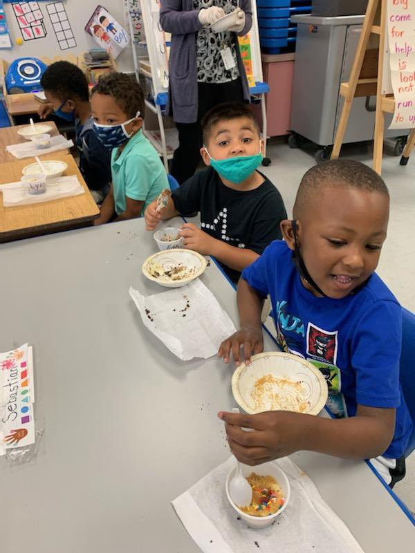 TeachTre's tweet photo. My students with the Headstart class making dirt worms π#PeerModeling #InclusionMatters https://t.co/J96tguOngc