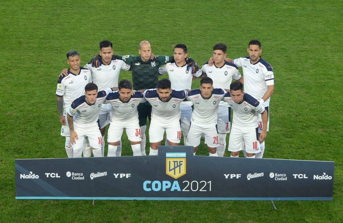 ESPNArgentina's tweet photo. ¡#INEPENDIENTE 🇦🇹 ES EL PRIMER SEMIFINALISTA DE LA #COPADELALIGA 🏆! Tras el 0-0 en los 90', venció 4-1 a #Estudiantes en los penales y sacó su boleto a San Juan por un lugar en la gran final. https://t.co/ykkAUpR6lk