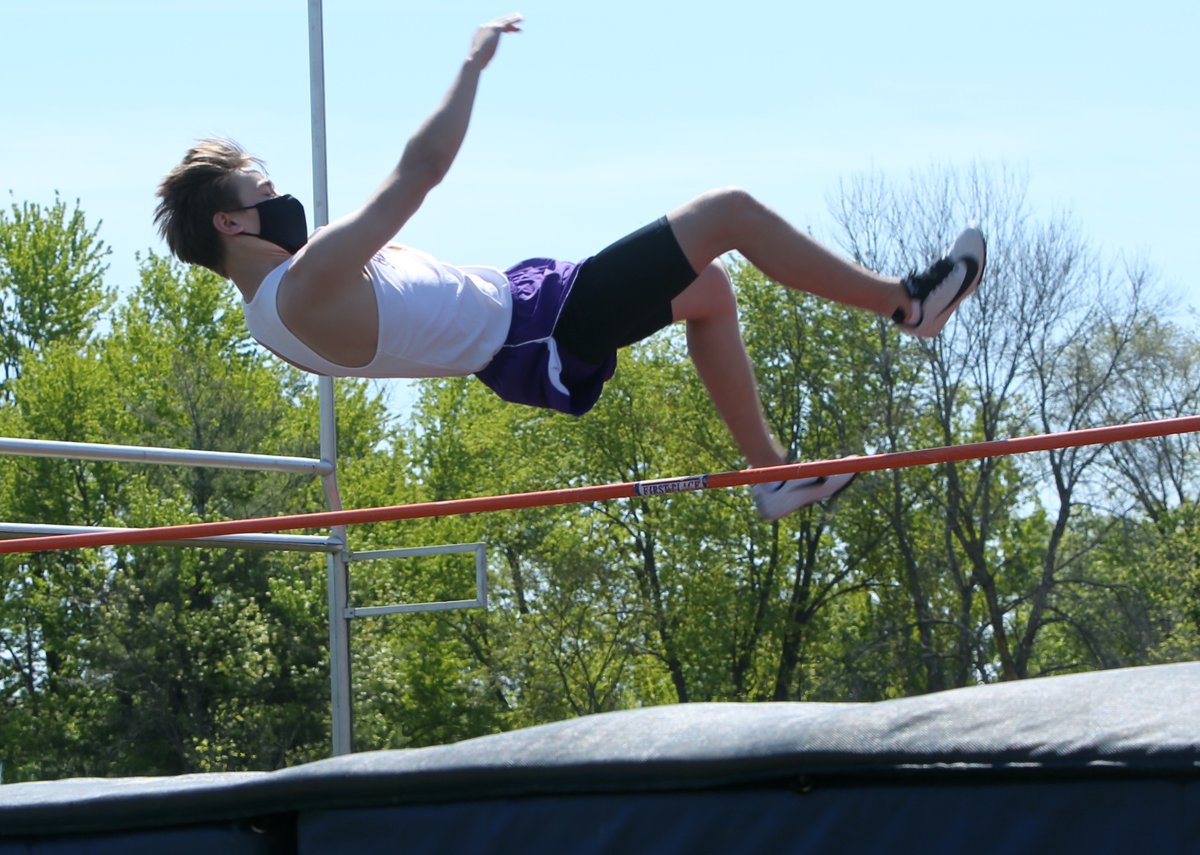 Mike_Photograph's tweet photo. VHS track competed at Cohoes today. The girls beat both Cohoes &amp; Catholic Central &amp; the boys beat Catholic Central &amp; fall to Cohoes. Girls 4x800 win (10:58.2), Peter Ruhren (1st-Discus, 80'8"), Sam Bashant (1st-HJ 5'2") Anna Hempstead 1st in 100 Hurdles (1:27.7). @theAEnews https://t.co/XtA8Yu7fxZ
