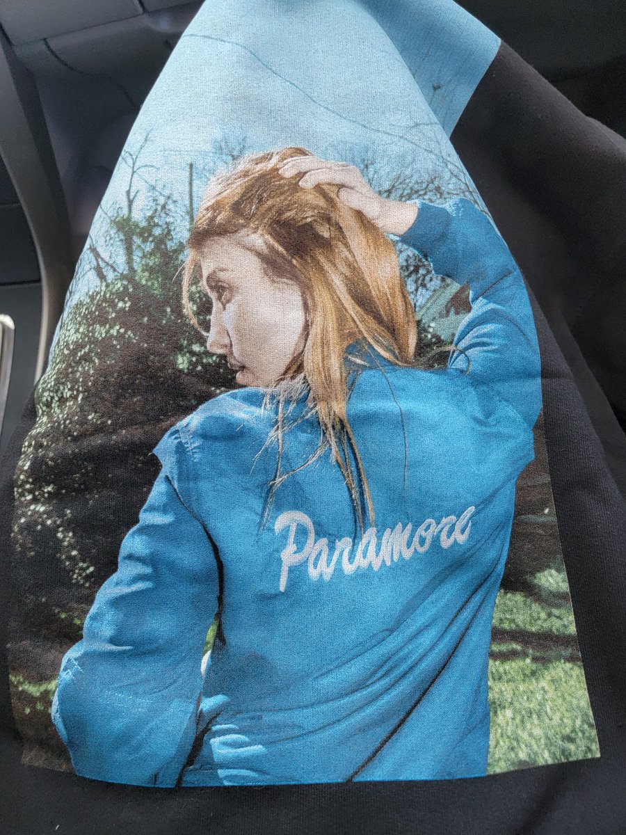 CrazyDog_10's tweet photo. The beautiful hoodie has arrived. @yelyahwilliams #Tinyhottopicbitch https://t.co/BBPvimbPwi