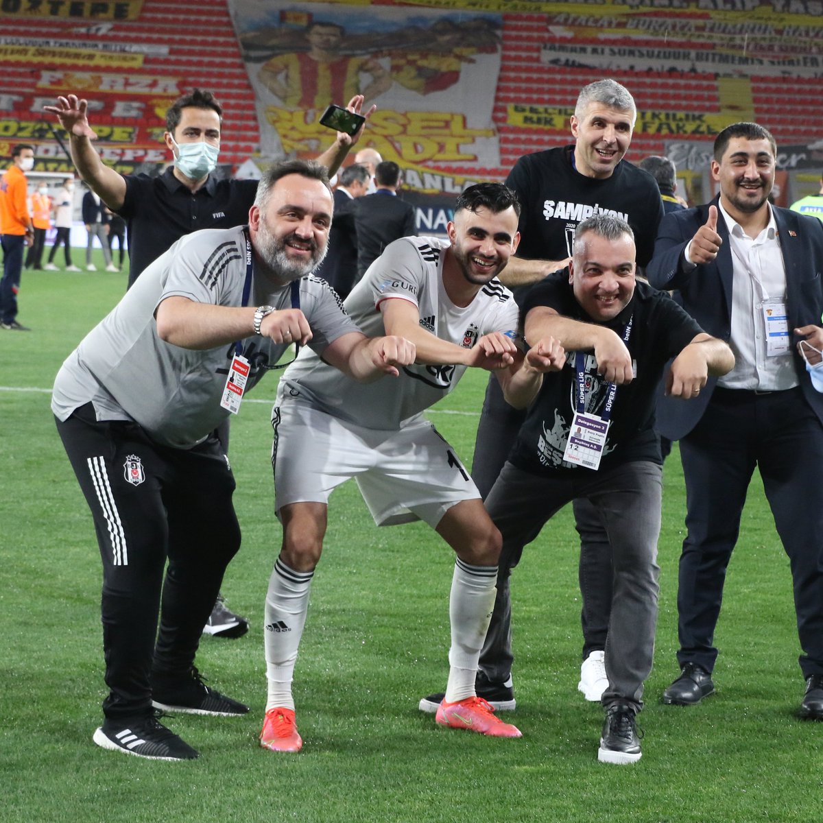 fanatikcomtr's tweet photo. 📸🏆 Beşiktaş'ta Ghezzal'ın evraklarını kurye ile TFF'ye yetiştiren ekibin şampiyonluk pozu! https://t.co/XCCEAYnDMO