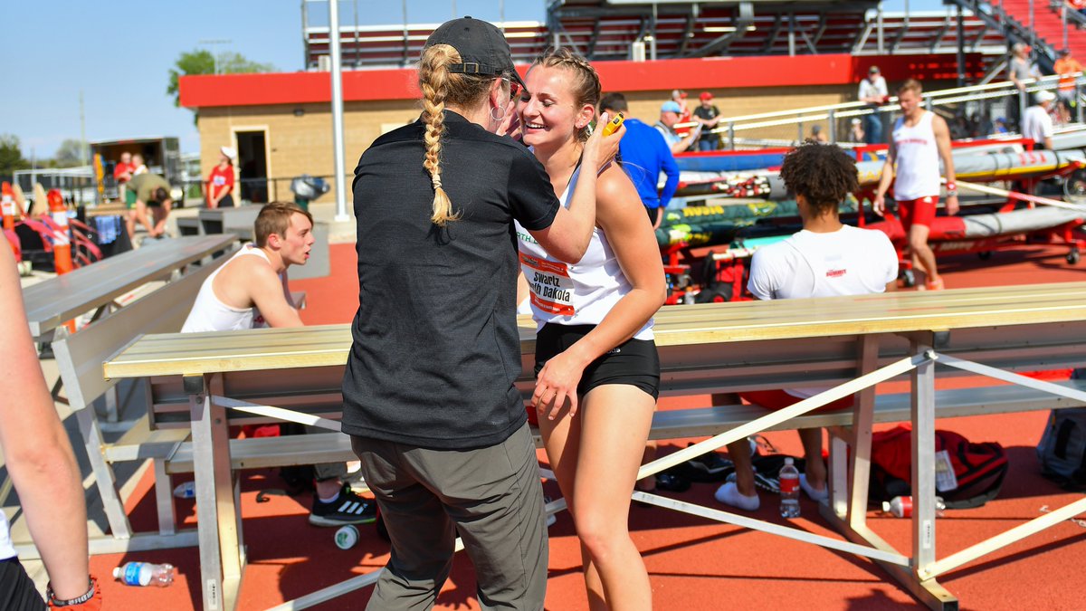 Womens' 400m hurdles:

PR of 1:01.71 for Elaina Swartz on her way to earn all-conference honors with a 3rd place finish! 

Maddie Jerome finishes 7th in 1:02.77.

Swartz's moves up to number five on the all-time UND list!

#UNDproud #LGH