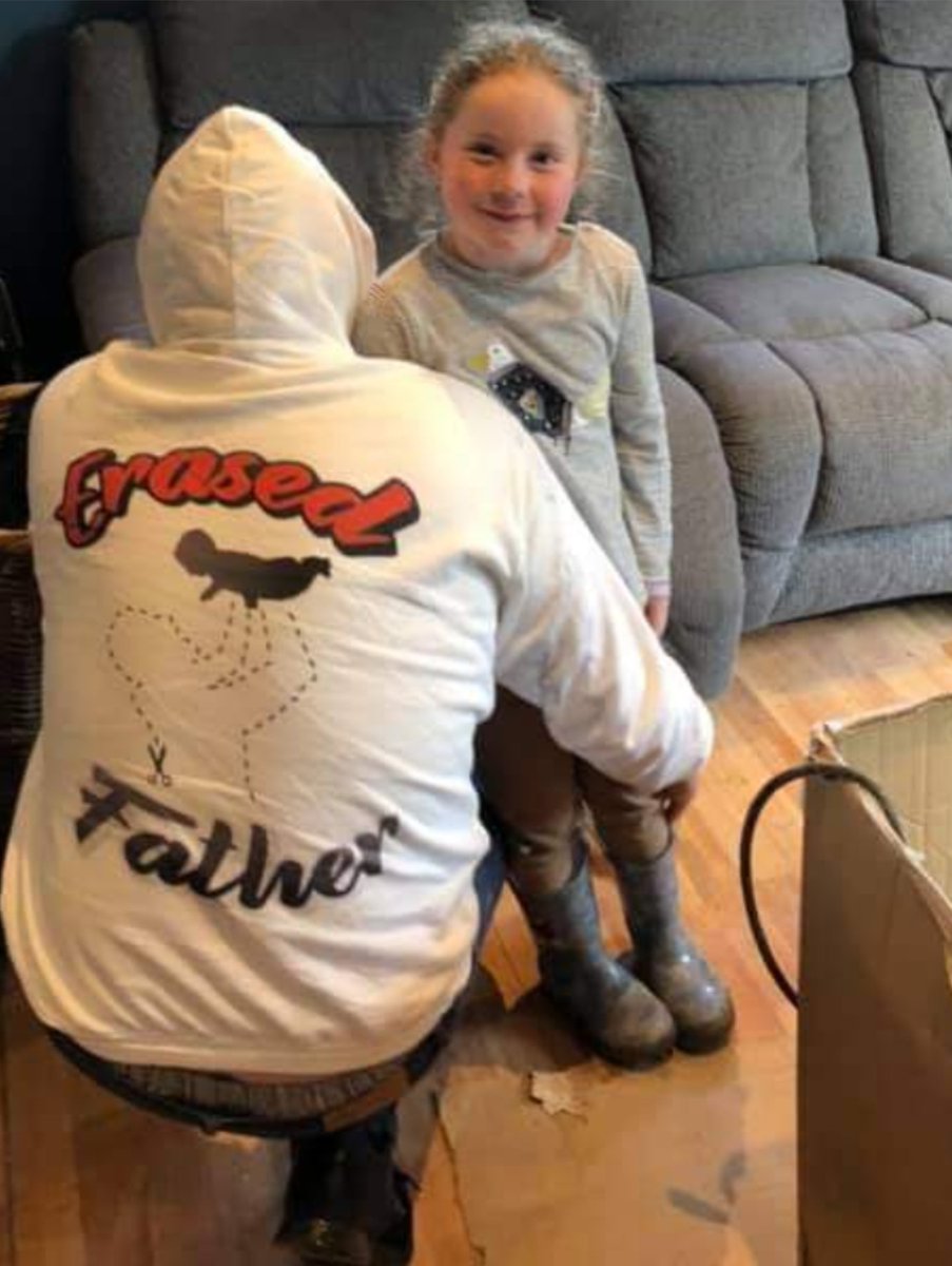 VoicesNeed's tweet photo. 5 of us got these so far and a couple more have put orders in as well as a few mums in america that asked for the design. Hopefully get all erased parents wearing them and raising awareness.
#erasedparent
#ParentalAlienation
#familycourtreform
#childrenneedvoices https://t.co/AH2wCjVQJF