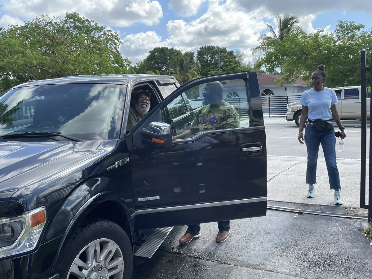 judgecbenjamin's tweet photo. It was a great morning providing simple service with my bruhs of Sigma Alpha Chapter of Omega Psi Phi Fraternity, Inc. We gave food to our Miami Gardens neighbors as we fulfill our mandate
#D107
#miamiques
#sigmaalpha
#opp
#simpleservice
#yourstaterep
#295kg_sa
#RepBenjamin https://t.co/lPu84q2HgP