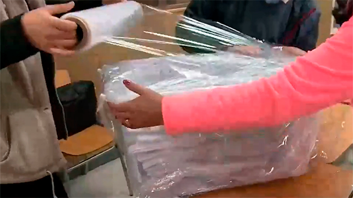 Cooperativa's tweet photo. Local de La Reina no recibió las huinchas amarillas y cerró urnas con papel alusa #CooperativaElecciones #Elecciones2021CL https://t.co/7X51zjhPya https://t.co/kcpEswowvR