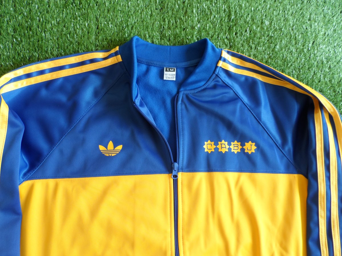 repboca1905's tweet photo. CAMPERA RETRO BOCA 1981
ENVÍOS A TODO EL PAÍS
$2899
Compra directa: https://t.co/xkyckzCPmW

Consultas y pedidos por mensaje privado o por WhatsApp al 11 6015 0165
#boca1905 #camperaboca #bocaretro #cabj #bocaadidas #boca1981 #DiegoEterno https://t.co/YD4hvPOPwi