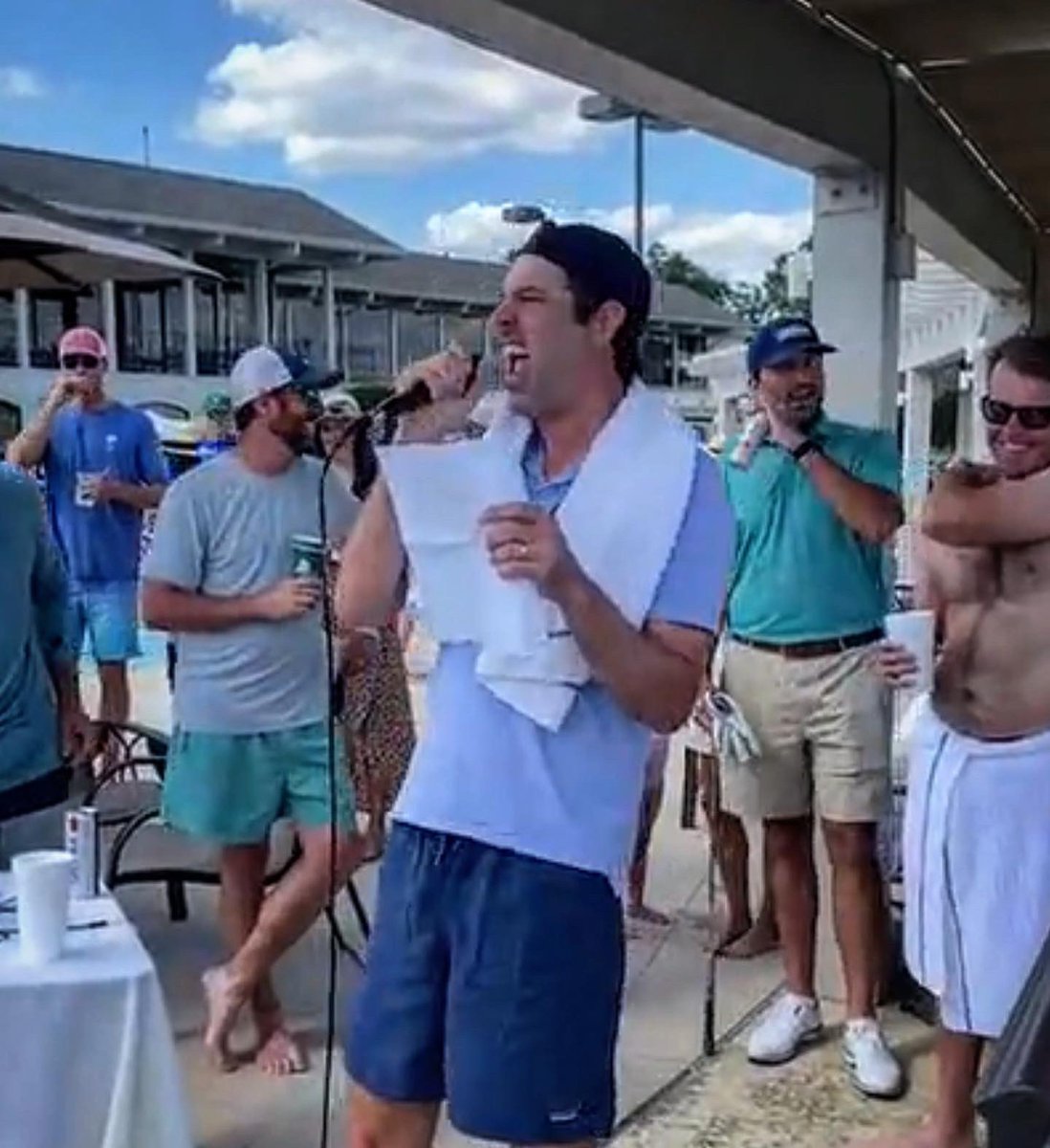 VccRenovation's tweet image. The new alt tee on #9 grew in nicely for the Junior Member Guest.  #RedFeather