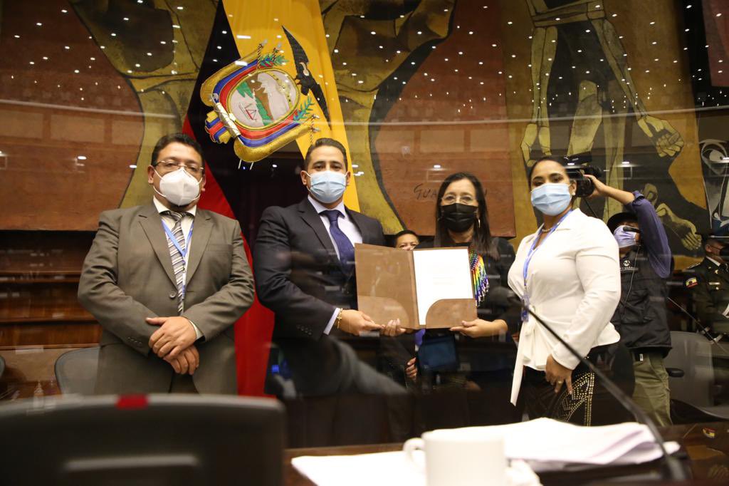 RonnyAleagaS's tweet photo. Gracias al pueblo ecuatoriano y a mis compañeros legisladores. Asumo la tercera vocalía del Consejo de Administración Legislativa de la @AsambleaEcuador en representación de los más 4 millones de votos que otorgaron los ciudadanos en las urnas a la @BancadaUNES. #PorLaPatria🇪🇨 https://t.co/KFdXXrMkUl