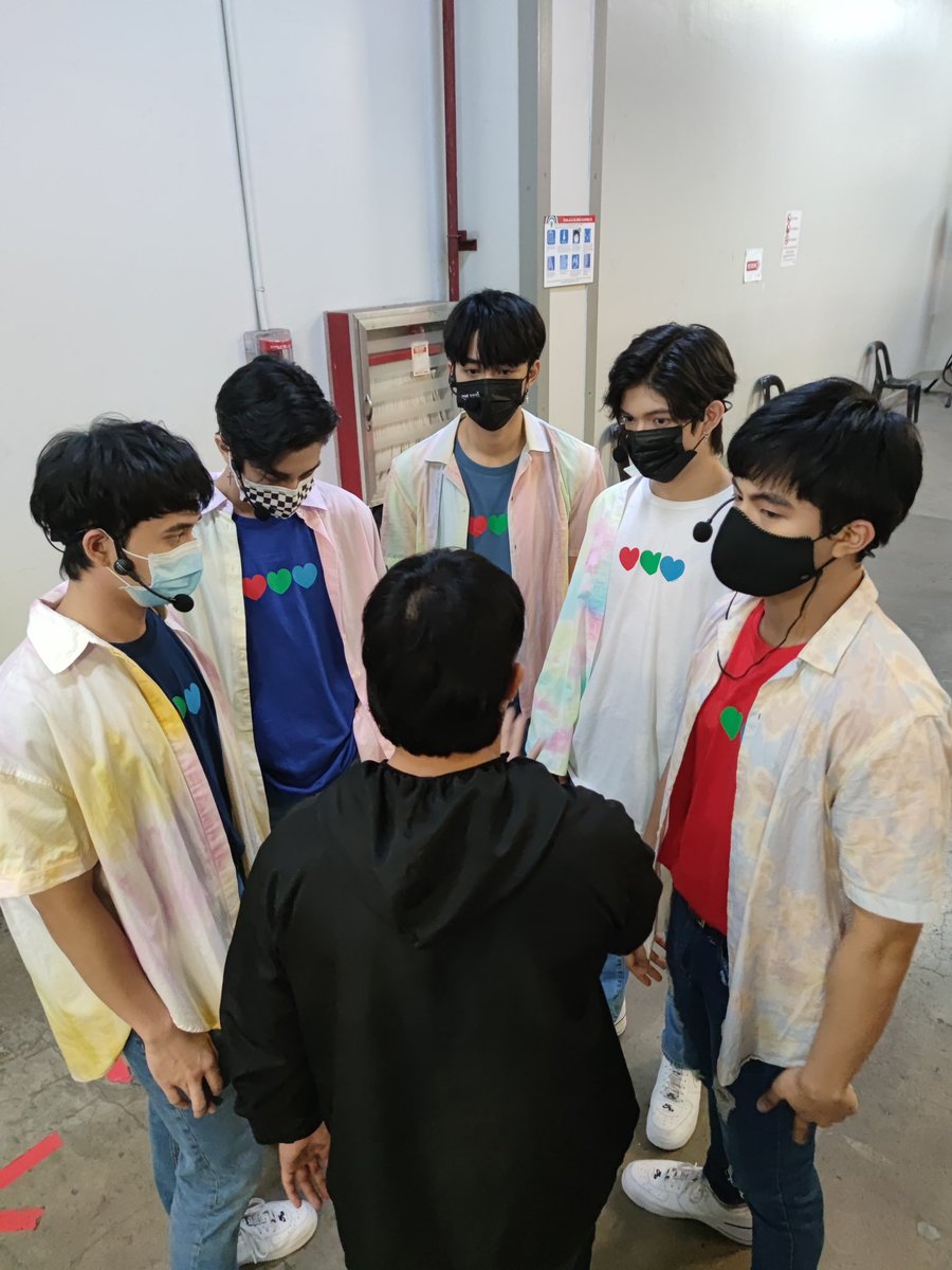 bgyo_ph's tweet photo. #BGYO | #ASAPFeelGood 

@OFCBGYO_MEMBERS’ final huddle before their performance. 

WATCH ONLINE ⏬
https://t.co/C6gvvgApme https://t.co/119w37HRqB