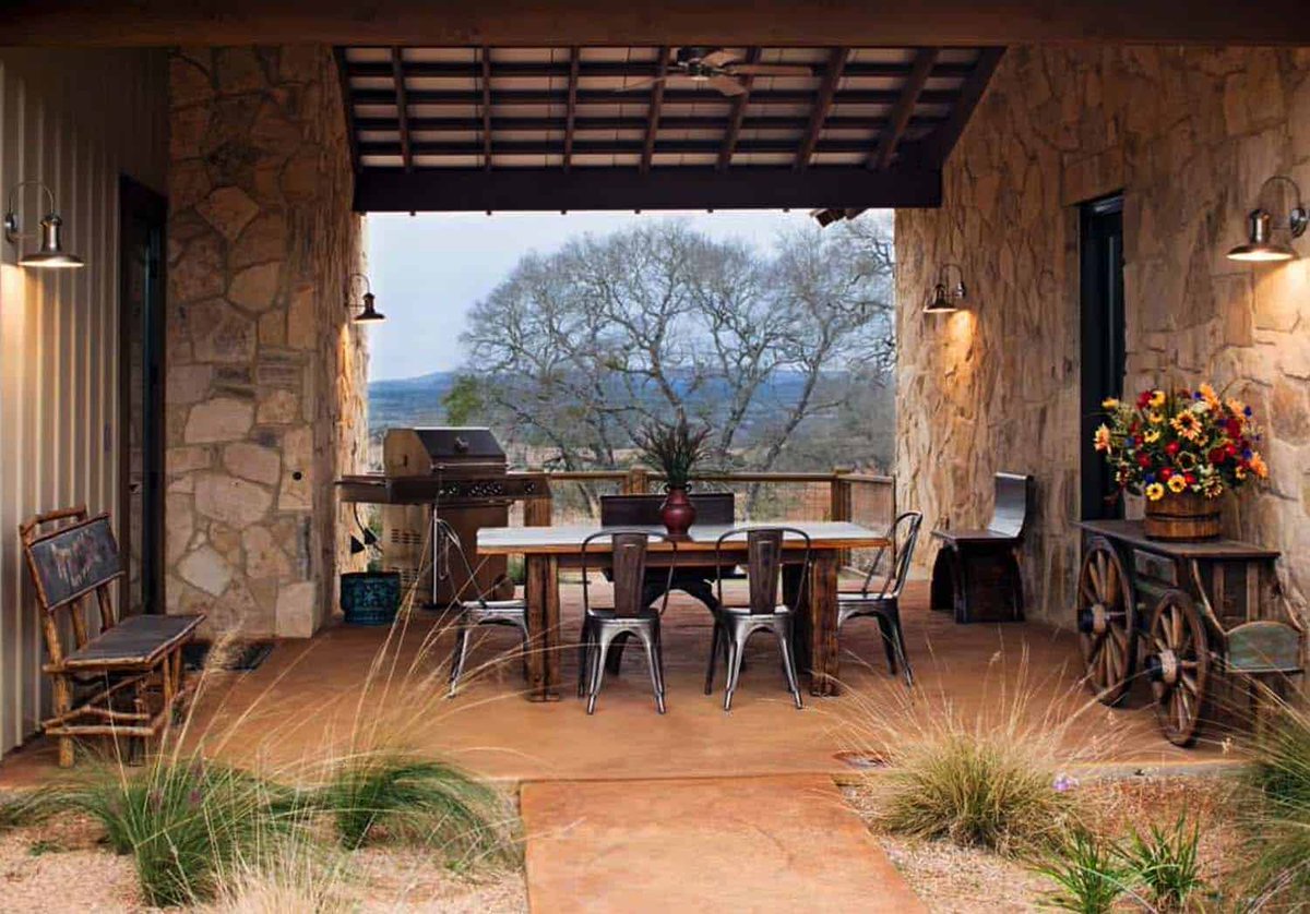 Rustic ranch house retreat designed for family gatherings in Texas onekindesign.com/2016/07/14/rus…