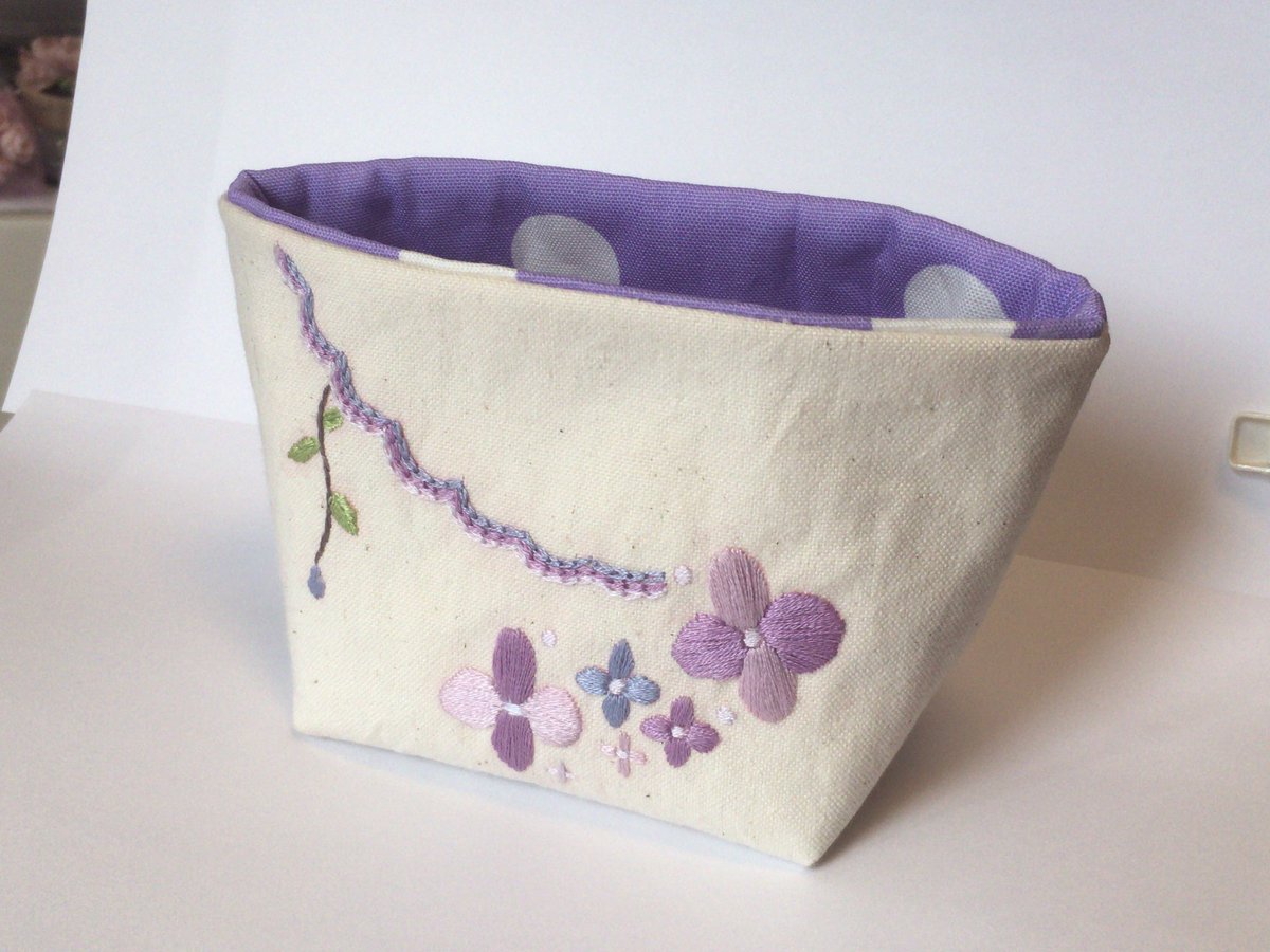 68AvUT4OLOmHT2F's tweet photo. 紫陽花の小物入れを
作ってみました😊
まだまだ刺繍が上手くいかないけど可愛くできたと思います✨
#刺繍 
#ハンドメイド 
#紫陽花 https://t.co/IawQcQkpoz