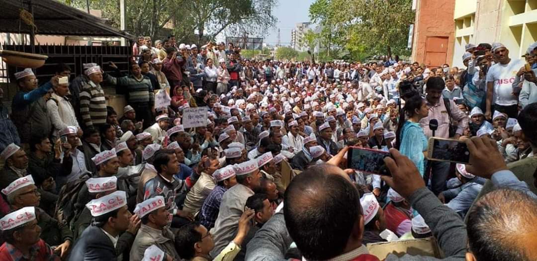 DuttSober's tweet photo. The country's 6 crore PACL-afflicted families have been seeking justice from the Supreme Court for years.  But even in Kovid-19, SC remembers the 11-year-old case of Prashant Bhushan.  But PACL victims have no hearing.
#पहले_भुगतान_फिर_मतदान
@PMOIndia 
@AISO_INDIA 
@SEBI_India https://t.co/QUPcruIHMt