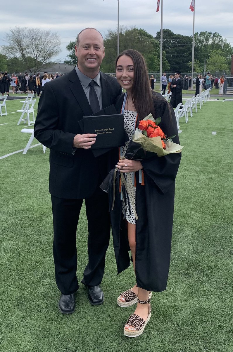 tomaw03's tweet photo. GRADUATION DAY! We are SO proud of you! Looking forward to the next chapter.. Love Mom and Dad! ⁦@shaylew_15⁩ https://t.co/1EN0LAgUVw