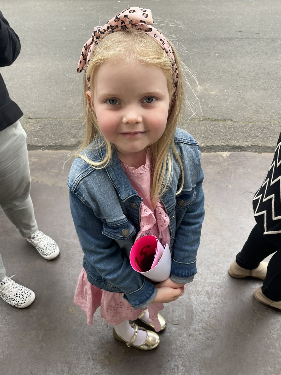 sezzle1991's tweet photo. @DeltaGoodrem someone is excited to see you & give you something π #GraceDelta https://t.co/CnEFUlKSEd