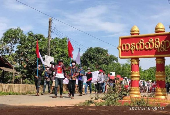 As fighting continues around the Myanmar town of Mindat, elsewhere in the country protesters as out again to demonstrate against the junta and show support for the rival National Unity Government #WhatsHappeningInMyanmar