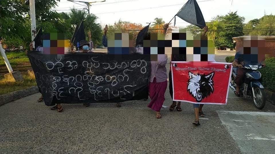 IrrawaddyNews's tweet photo. Amid a heavy presence of regime’s forces, workers in #Yangon’s Hlaing Tharyar Township which is under martial law, staged a protest against the regime on Sunday morning. (Photos: CJ)
#WhatsHappeningInMyanmar https://t.co/IT4eESMLKJ
