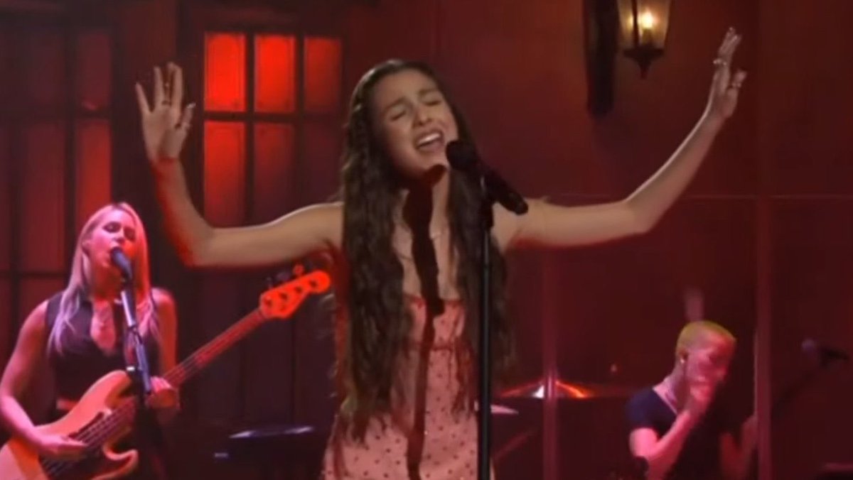 cinewitchs's tweet photo. she singing with her soul #SaturdayNightliv https://t.co/30TNdnWju0