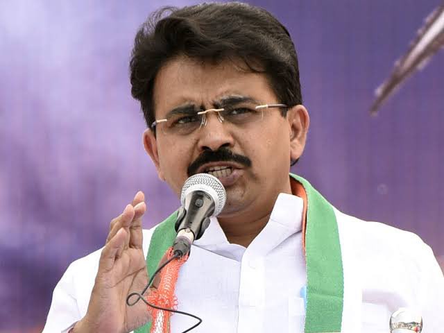 Riteishd's tweet photo. Am shocked beyond words and deeply saddened to learn that #RajeevSatav is no more. He was a young and dynamic leader with a great political future ahead of him. My deepest condolences to his family and loved ones- May god give them strength to brave this loss. https://t.co/qS920tXTvF
