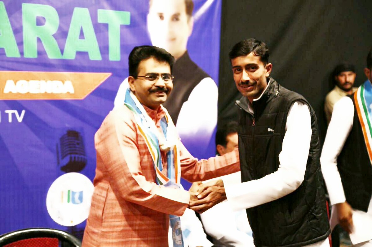 ketankhumanNSUI's tweet photo. राज्यसभा सांसद एवं गुजरात कांग्रेस के प्रभारी आदरणीय राजीव सातव जी के आकस्मिक निधन की खबर अत्यंत दुखद है।

ईश्वर से प्रार्थना करता हूँ कि दिवंगत आत्मा को शांति एवं शोक संतप्त परिजनों को दुख की इस घड़ी में संबल प्रदान करें। https://t.co/tO1lZ8rAhE