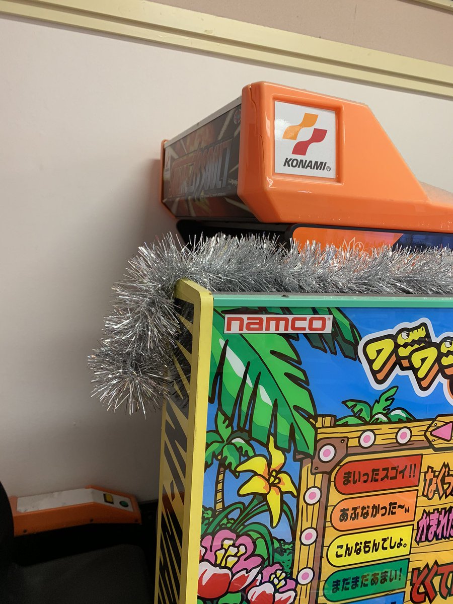 ヴァリエッタ ふらっと寄ったスーパーのゲームコーナー Ufo7とワニワニパニックしかない の奥に埃被ったソーラーアサルト コナミ の筐体を発見 Konamiの旧ロゴ懐かしいですね 埃でめちゃくちゃ汚いんですが 一体いつから放置されてるんだろう