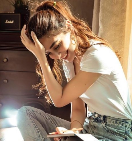 officialmayaali's tweet photo. Garmin bhi Parh rahi hai bus eik Mai heee nhi "Parh" rahi. https://t.co/OU3yUH4LNv