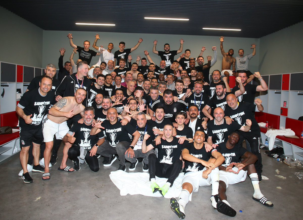 Sezon boyunca desteğini Beşiktaş'tan esirgemeyen büyük Beşiktaş taraftarı, bu şampiyonluk senin!

#ŞampiyonSensin