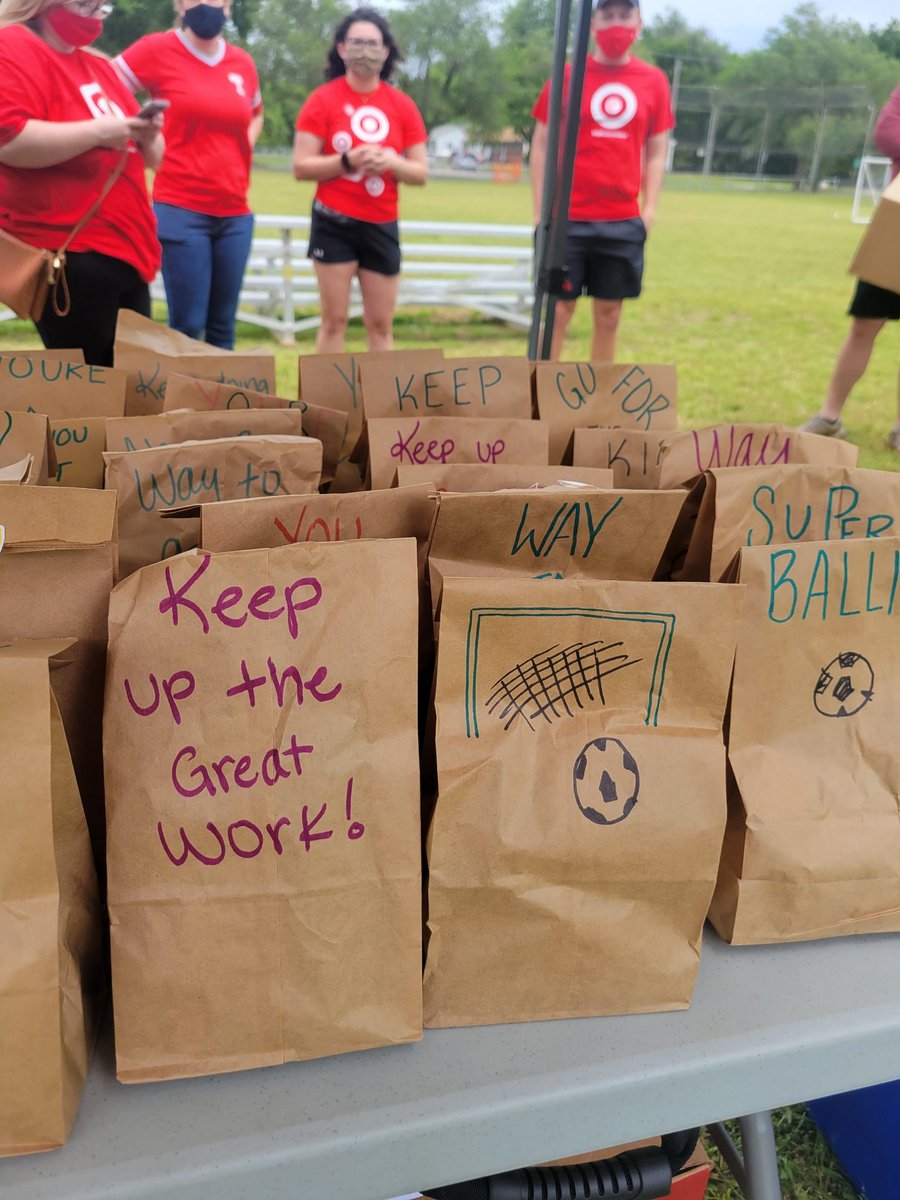 ThunderCam06's tweet photo. Proud of all the Tulsa area Targets. The efforts of many allowed us to bring a lot of joy to the community through partnering with @TulsaDreamCtr and supporting the Tulsa Dream League. Over 2000 Popsicles, 400 goodie bags (decorated by our teams) and 1300 water bottles given out! https://t.co/w8Squkh0Jf