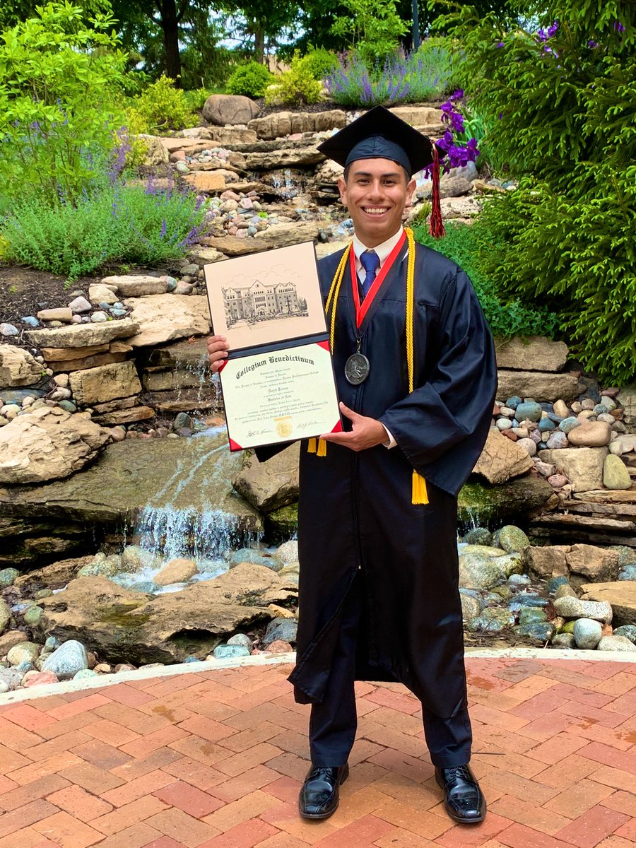 david_torres_07's tweet photo. First Generation College student, Summa Cum Laude, Student Athlete, and Grad school Bound 🎓🍾 Toda Gloria a Dios ❤️ https://t.co/YWqTqEnMz6