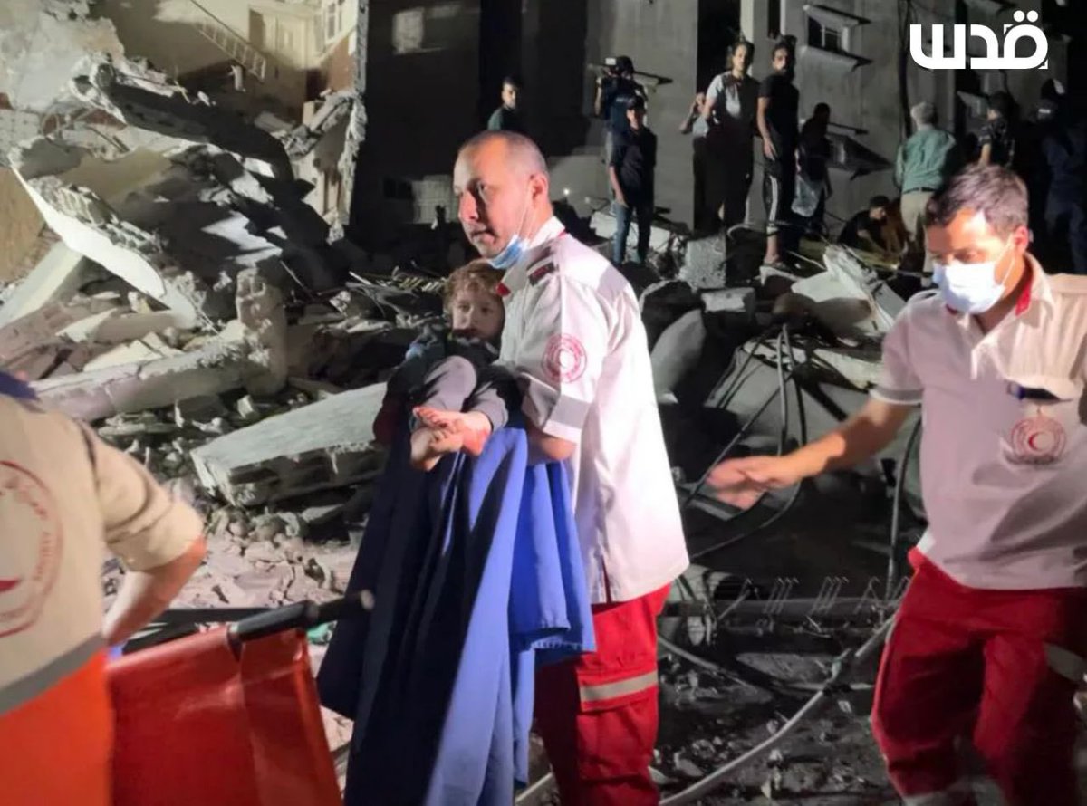 استخراج طفلة جديدة على قيد الحياة من بين أنقاض بيت قصفه الاحتلال بشارع الوحدة في غزة.

#غزة_تحت_القصف