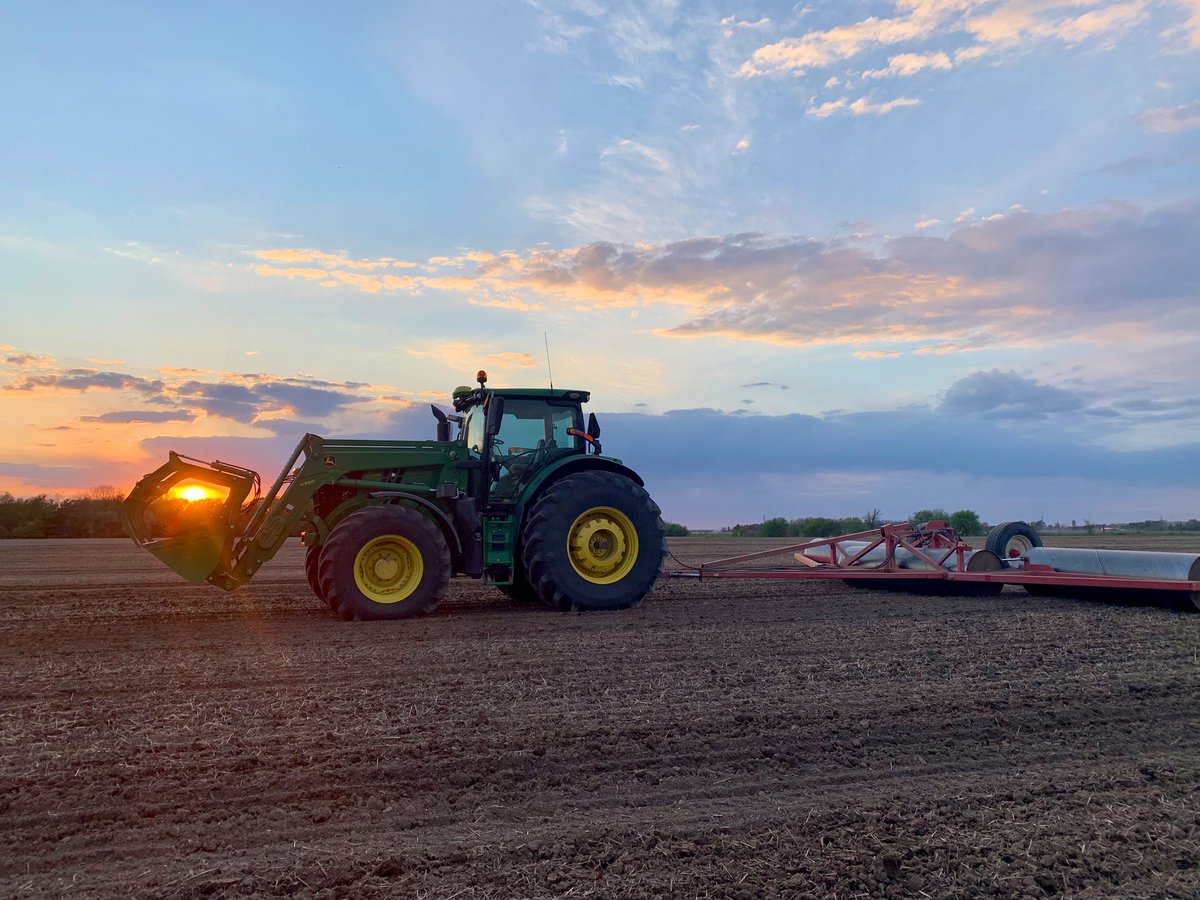 Just trying to grapple that last bit of sunlight 😏🌱 #plant21 rolls on for another day! <a href="/Willowgrove_Ag/">Willowgrove Ag Services</a> <a href="/JohnDeere/">John Deere USA</a> <a href="/McLaganFarms/">McLagan Farms</a>