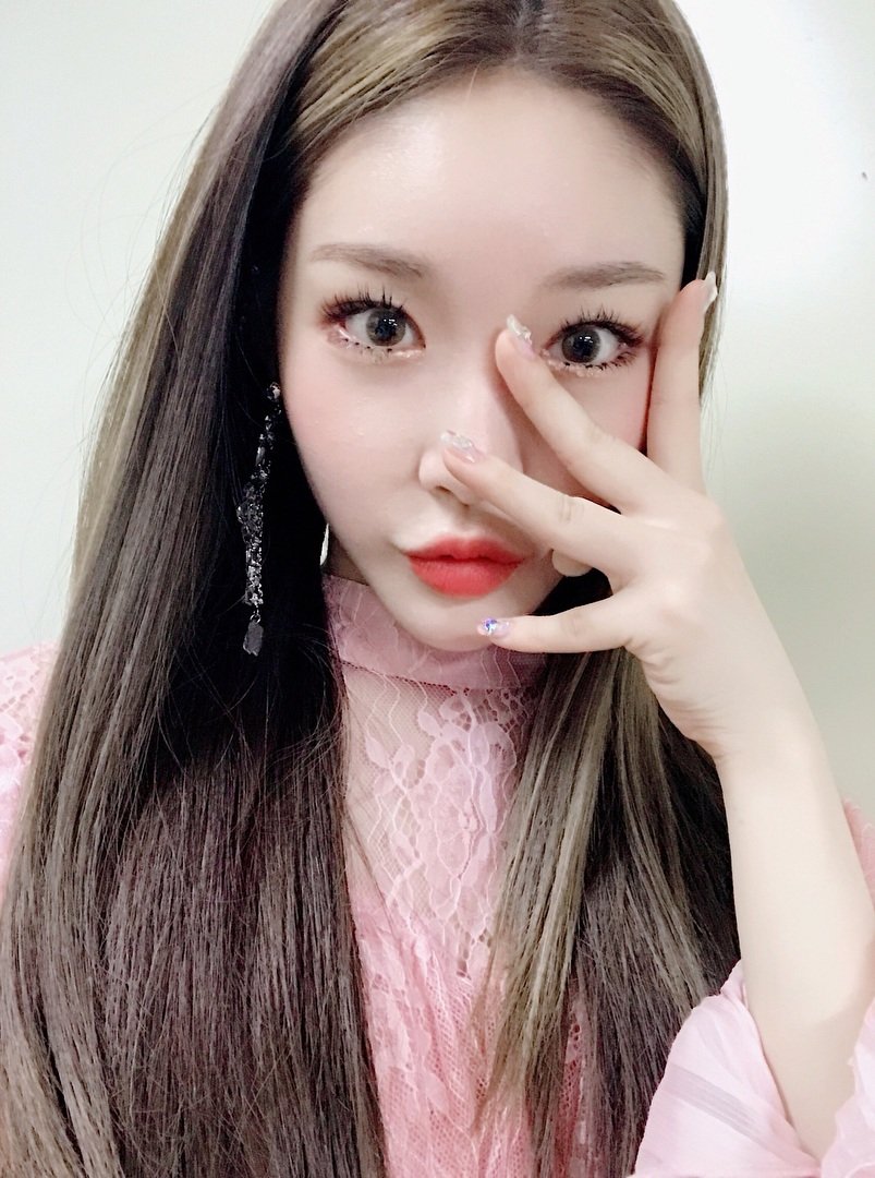 KATHETWT's tweet photo. Today I shine #LikeAKMU después de escuchar tremenda joyita de regreso a casa y es que esto me ha levantado las pilas en un 100% después de un día duro de explotación. ¿Ustedes qué hacen que no están escuchando alto temazo? 😳💗 https://t.co/H0jLksYfnQ