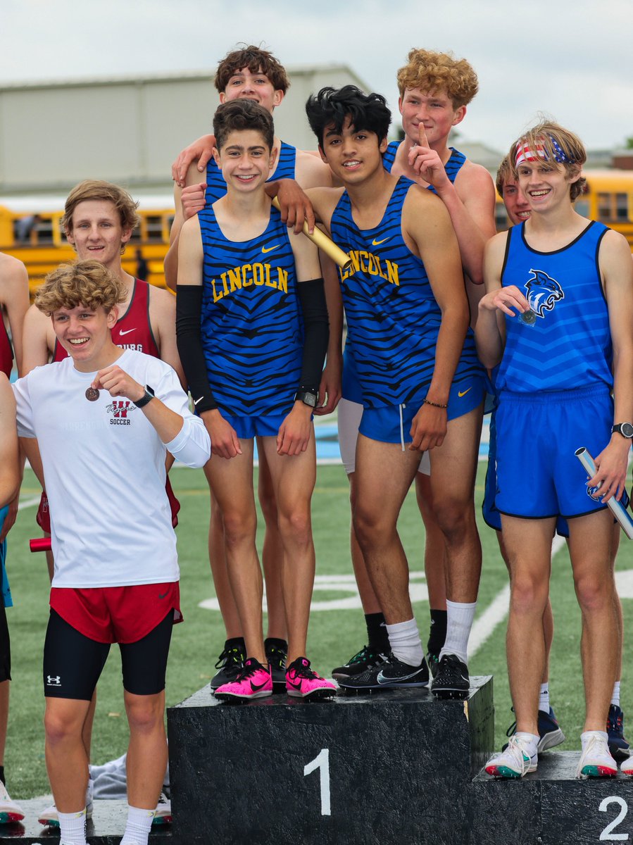 smokeymom's tweet photo. Boys 4 X 800 meter relay. @srtalopez_LCPA @LCPATrack_Field @LCPA_Athletics @KCPS_Athletics https://t.co/D2iuJJWWTD