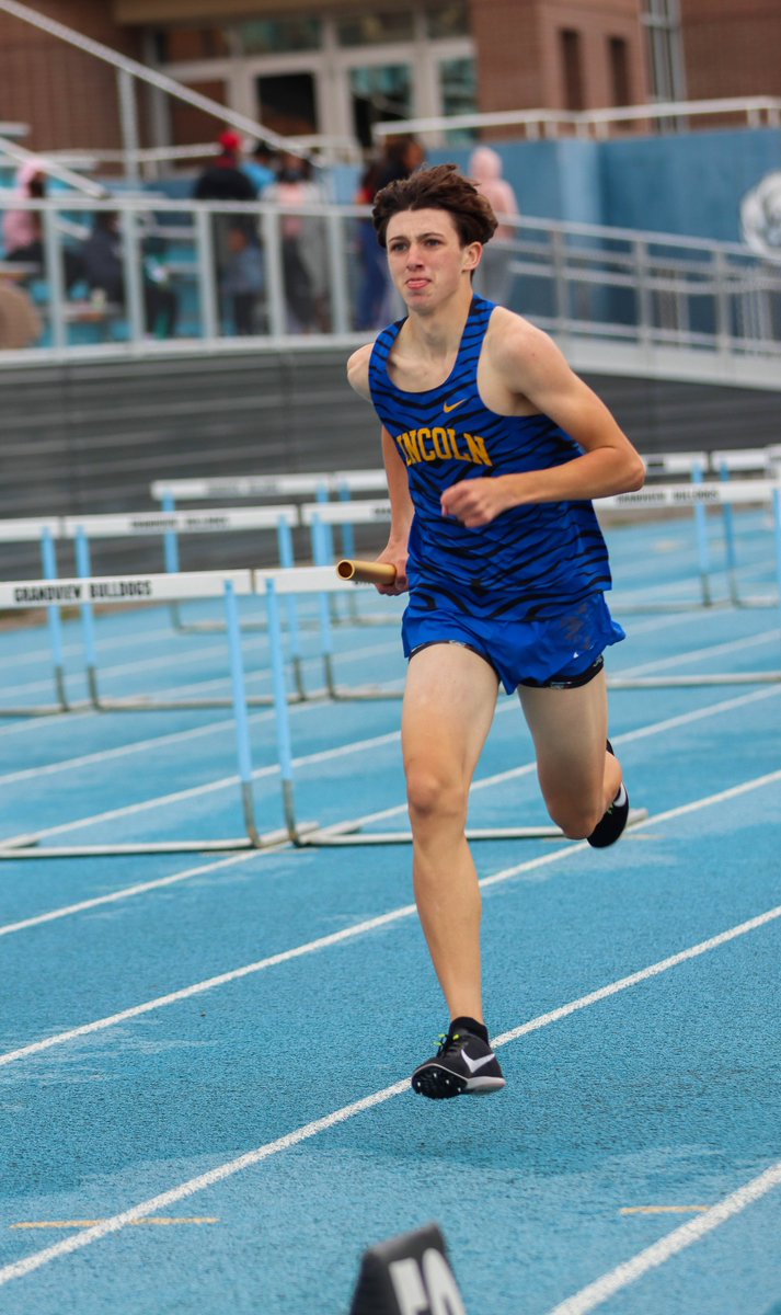 smokeymom's tweet photo. Boys 4 X 800 meter relay. @srtalopez_LCPA @LCPATrack_Field @LCPA_Athletics @KCPS_Athletics https://t.co/D2iuJJWWTD