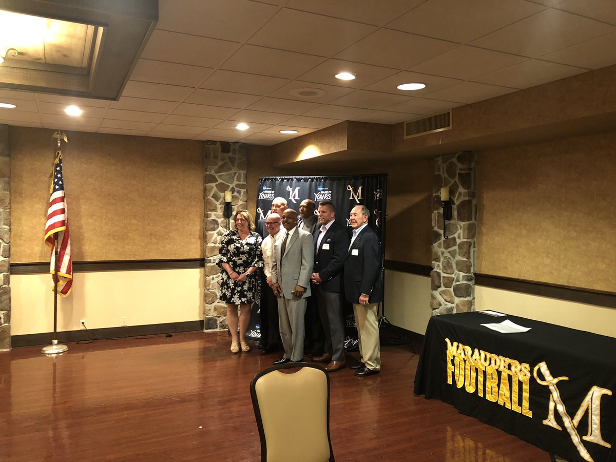 Great couple days for @VILLEfb. First annual Wall of Honor dinner last night followed by the Dr. Gene Carpenter Golf Outing today! Congrats to the new inductees and thank you to everyone who came to support the program #MarauderPride
