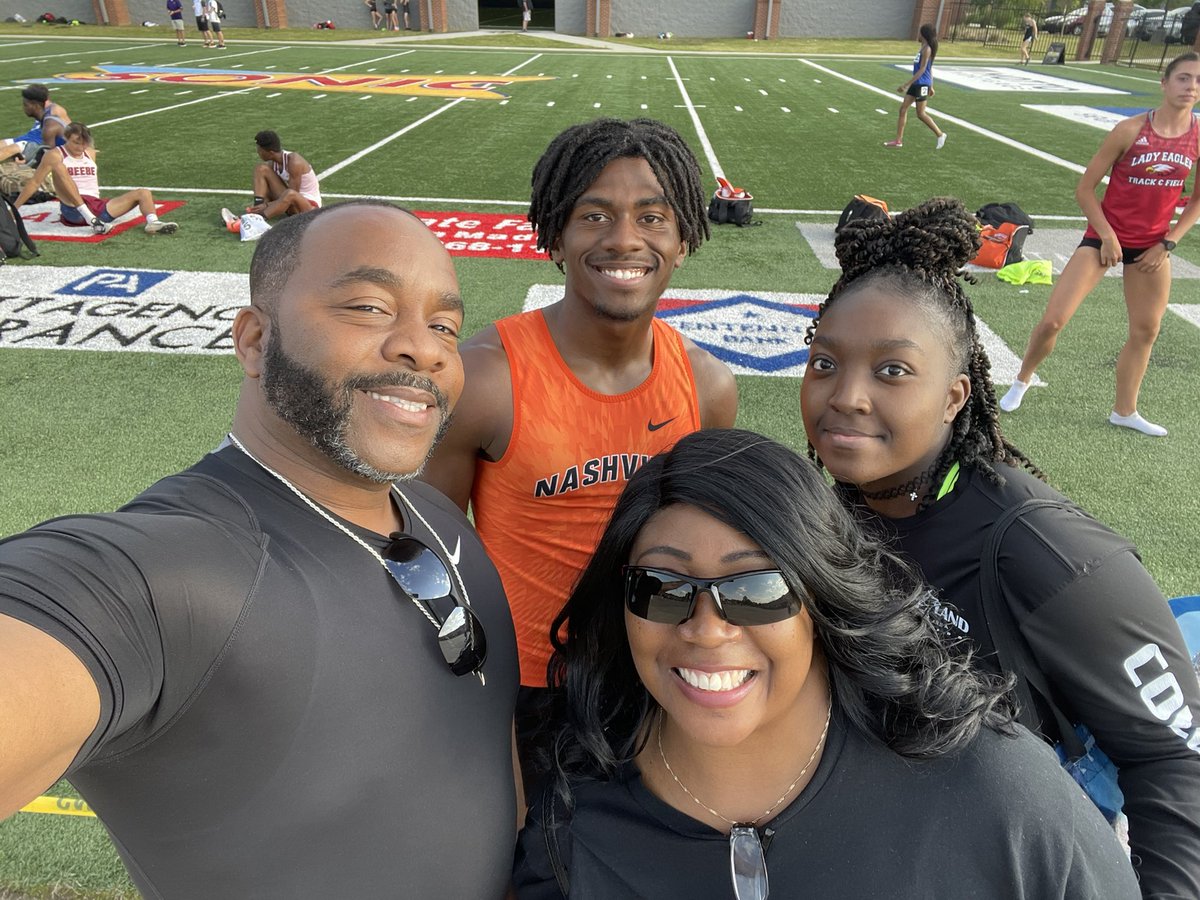 MatTyawna's tweet photo. Supporting my Cuz at the Arkansas Meet of Champs! @LdHendrix_ https://t.co/VT28HkGAAi