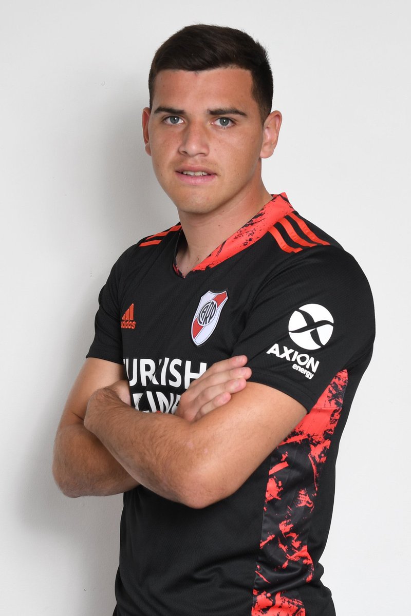 21 años, sin contrato profesional ni debut en Reserva. Y de pronto la vida te pone la chance de tu carrera ahí adelante. Sin avisarte. De un momento a otro.

Esta noche hay alguien que no va a pegar un ojo.