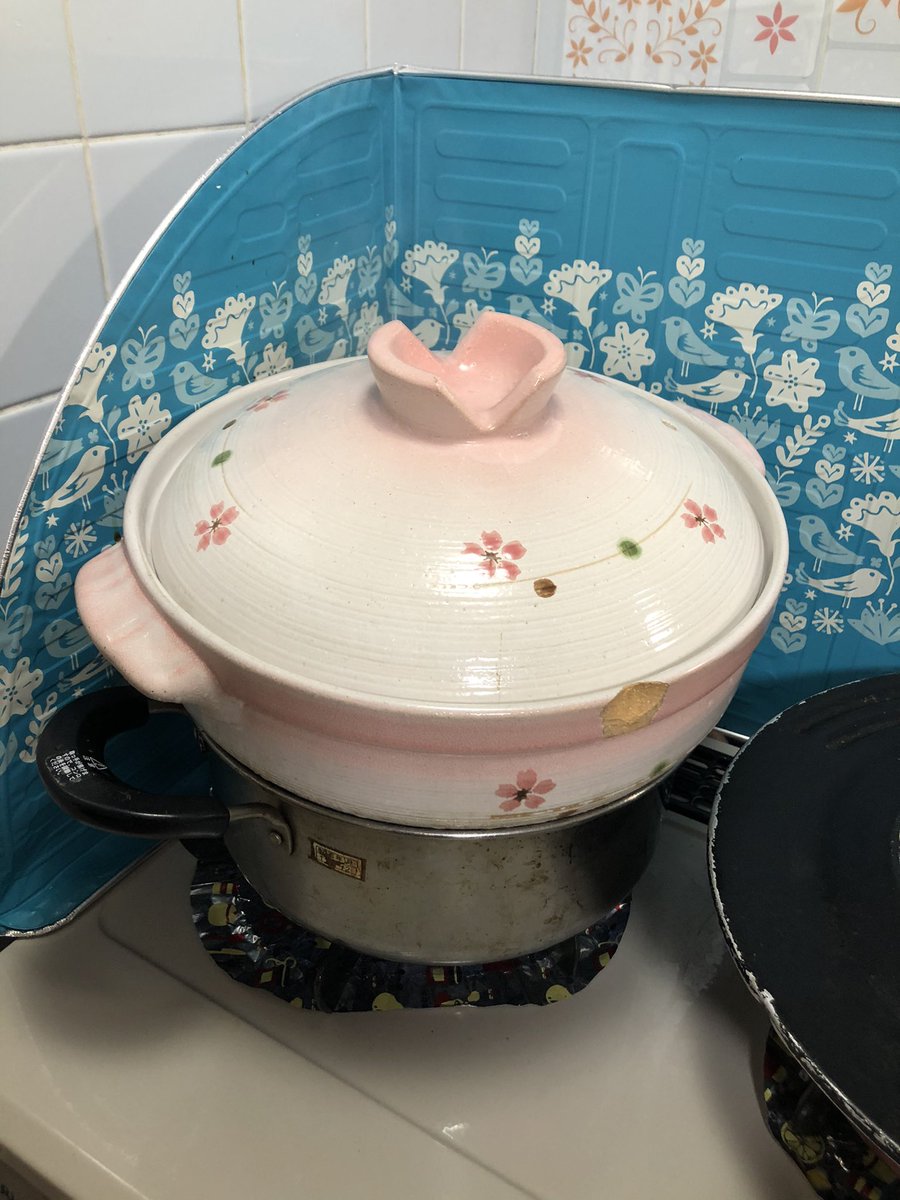 お湯を沸騰させた鍋の上に残りのご飯が入った土鍋を直置き 奥さんの温め直しの方法 ひこちゃんのイラスト