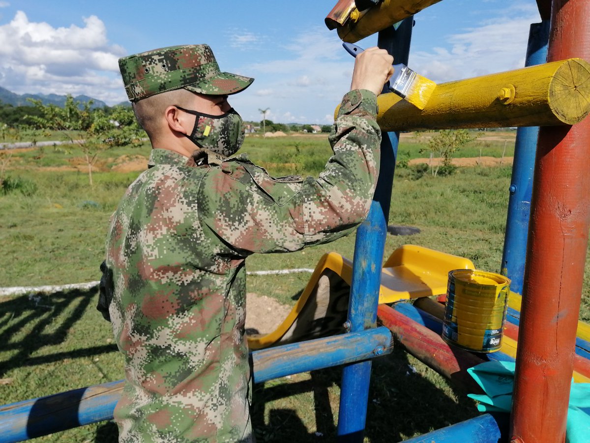 Ejercito_Div6's tweet photo. Soldados del #Baeev19 en Puerto Rico #Caquetá con su escuadra de sensibilización realizan mantenimientos en parques de recreación para el esparcimiento de los niños y niñas y adolescentes #ColombiaEsMiVerdad #AsistenciaMilitar https://t.co/P24g9aObKA