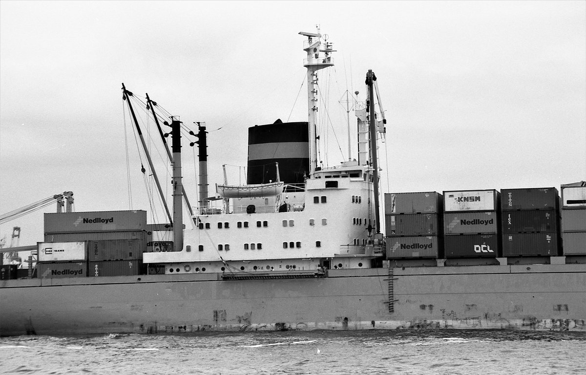 panamaru2's tweet photo. #Nedlloyd_Line  #NEDLLOYD_LOIRE #General_cargo IMO6716924 10,804GRT b-1967 NKK SHIMIZU WORKS Outbound from Yokohama.
コンテナ積載数増加の改造工事を受けた #Nedlloyd_Line #NEDLLOYD_LOIRE
本牧埠頭を離岸、横浜港外に進む中、パイロットラダーを降ろして水先案内人の下船準備中
#shipsinpics https://t.co/gsMIcuJOtH