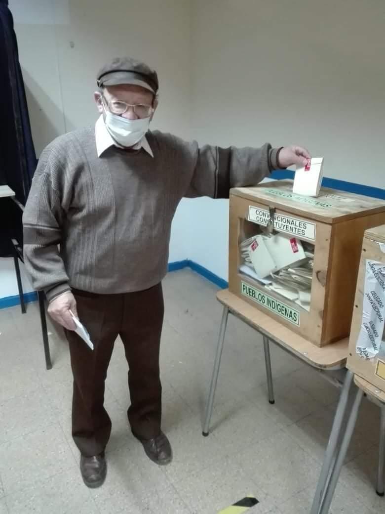 Hoy votamos con la convicción de llevar las banderas de una lucha justa, porque un nuevo país es posible. 📢 Por una vida digna y sin exclusiones. 🌎 ¡Chile SOMOS y lo construimos TODXS! ✍🏽✍🏿15 y 16 de mayo #Elecciones2021CL
 #NuevaConstitución  #SomosMigrantesConstituyentes