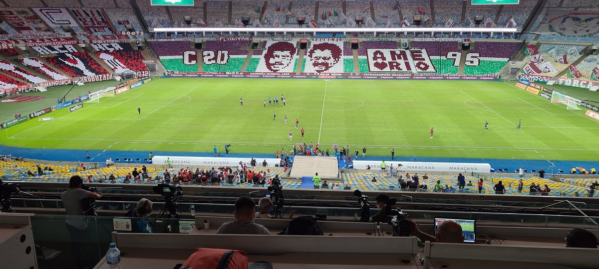 DanielKaiser__'s tweet photo. Quanto aos convidados, uma muvuca no lado esquerdo do Flamengo, tranquilidade no lado direito do Flu #FlaFlu432 https://t.co/7l2yo5QFWT