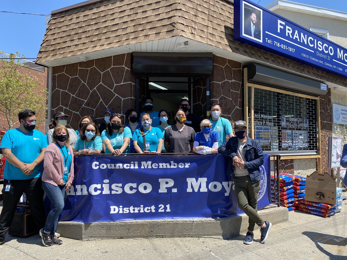 FranciscoMoyaNY's tweet photo. More from our purrfect day with the pups and cats, and the staff and volunteers from @NYCACC. One of my favorite events to sponsor. Thanks again for coming out! #petvaccination #petfooddistribution https://t.co/uKyrNKEcBA