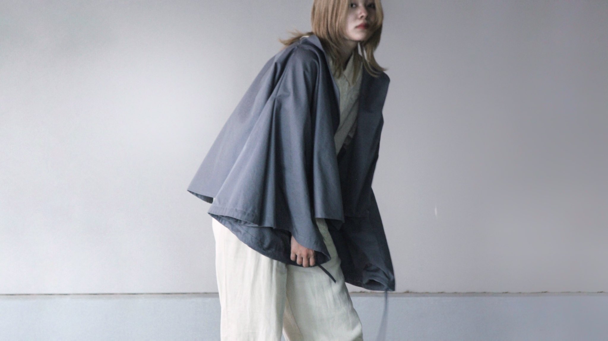 Anen Official Cotton Blue Gray Fabric ショート丈でハイスタイルに見せつつ 袖の生地量で纏われ感を演出しました 袖の生地量はコレクション一多いです モード ナチュラル服 モードブランド モードファッション ブランド デザインブランド 変形