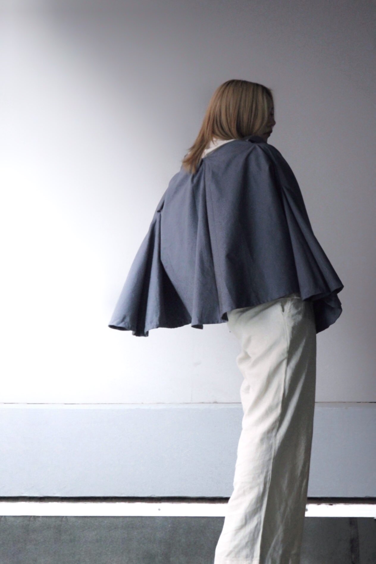 Anen Official Cotton Blue Gray Fabric ショート丈でハイスタイルに見せつつ 袖の生地量で纏われ感を演出しました 袖の生地量はコレクション一多いです モード ナチュラル服 モードブランド モードファッション ブランド デザインブランド 変形